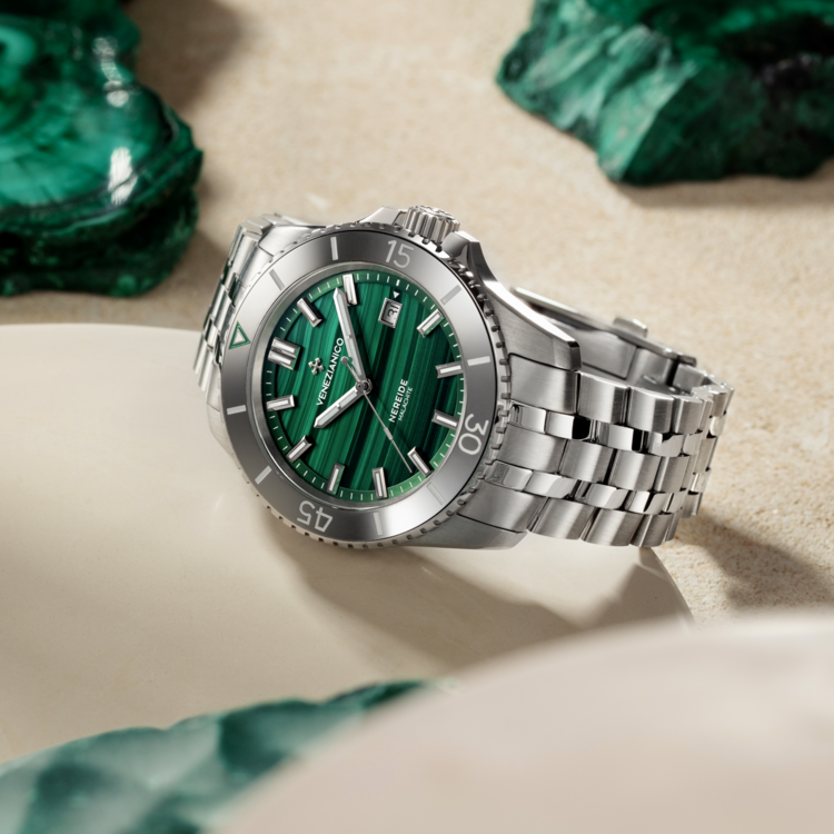 VENEZIANICO Venezianico Nereide Malachite - 4521544S CASE MATERIAL: 316L Stainless Steel DIAL: Malachite natural stone DIMENSIONS: Ø42mm, lug to lug 49mm MOVEMENT: Swiss Made Cal. Sellita SW200-1 Automatic CRYSTAL: Sapphire Crystal with Anti-Reflective Coating