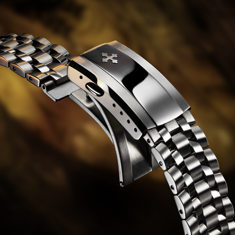 VENEZIANICO Venezianico Nereide Aureo 42 - 4521590S CASE MATERIAL: 316L Stainless Steel DIAL: 24k Gold Treatment, Rippled Finish DIMENSIONS: Ø42mm, lug to lug 49mm MOVEMENT: Swiss Made Cal. Sellita SW200-1 Automatic CRYSTAL: Sapphire with Anti-Reflective Coating