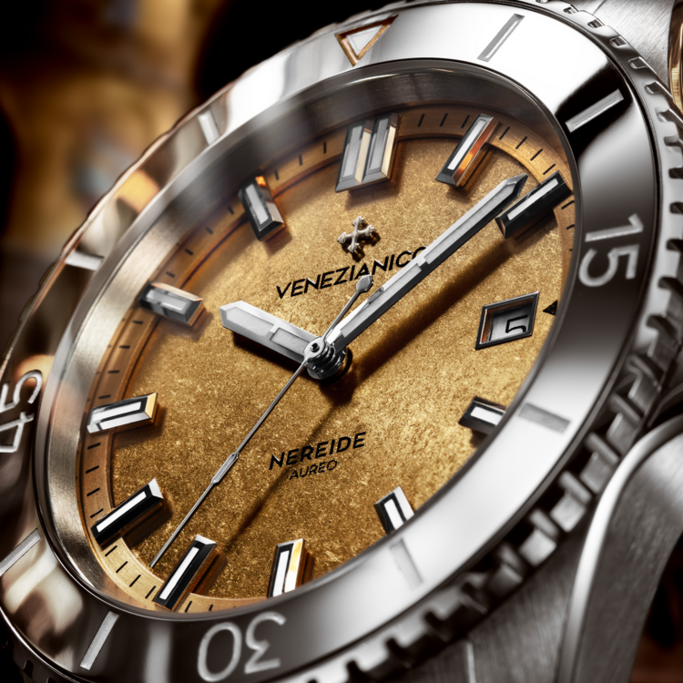 VENEZIANICO Venezianico Nereide Aureo 42 - 4521590S CASE MATERIAL: 316L Stainless Steel DIAL: 24k Gold Treatment, Rippled Finish DIMENSIONS: Ø42mm, lug to lug 49mm MOVEMENT: Swiss Made Cal. Sellita SW200-1 Automatic CRYSTAL: Sapphire with Anti-Reflective Coating