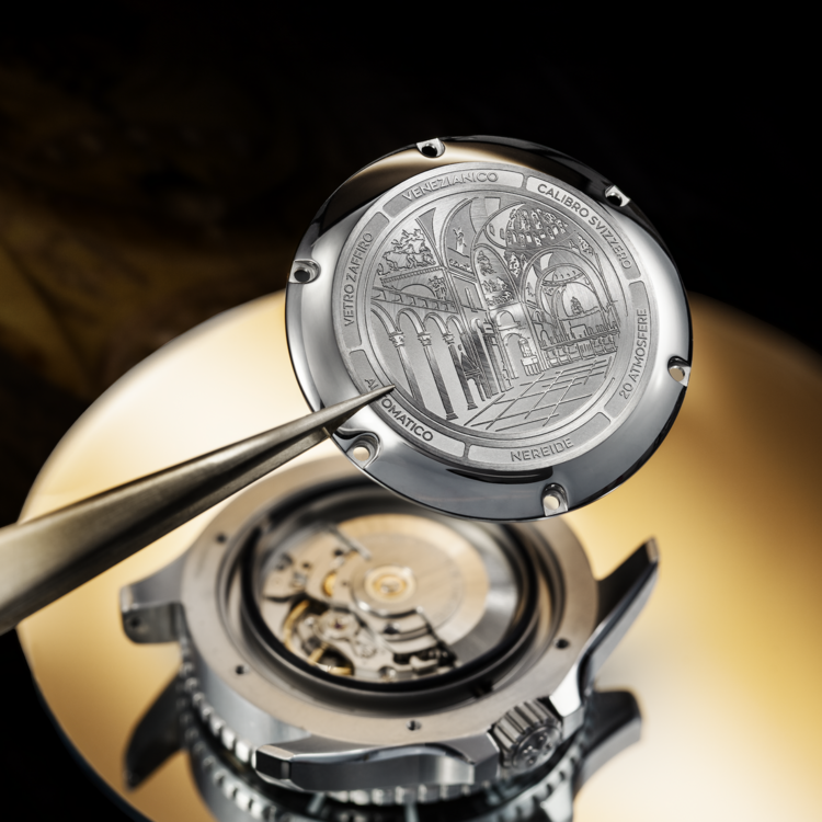 VENEZIANICO Venezianico Nereide Aureo 42 - 4521590S CASE MATERIAL: 316L Stainless Steel DIAL: 24k Gold Treatment, Rippled Finish DIMENSIONS: Ø42mm, lug to lug 49mm MOVEMENT: Swiss Made Cal. Sellita SW200-1 Automatic CRYSTAL: Sapphire with Anti-Reflective Coating