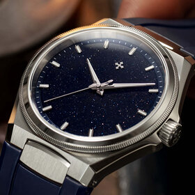 VENEZIANICO Venezianico Arsenale Avventurina - 6221550 , CASE: 316L Stainless Steel, Satin Finish DIMENSIONS: Ø40mm, lug-to-lug 44mm DIAL: Aventurine Glass LUMINESCENT PIGMENT: BGW9 Super-LumiNova®, including crystal MOVEMENT: Cal.Miyota 9039 Automatic CRYSTAL: Sapph