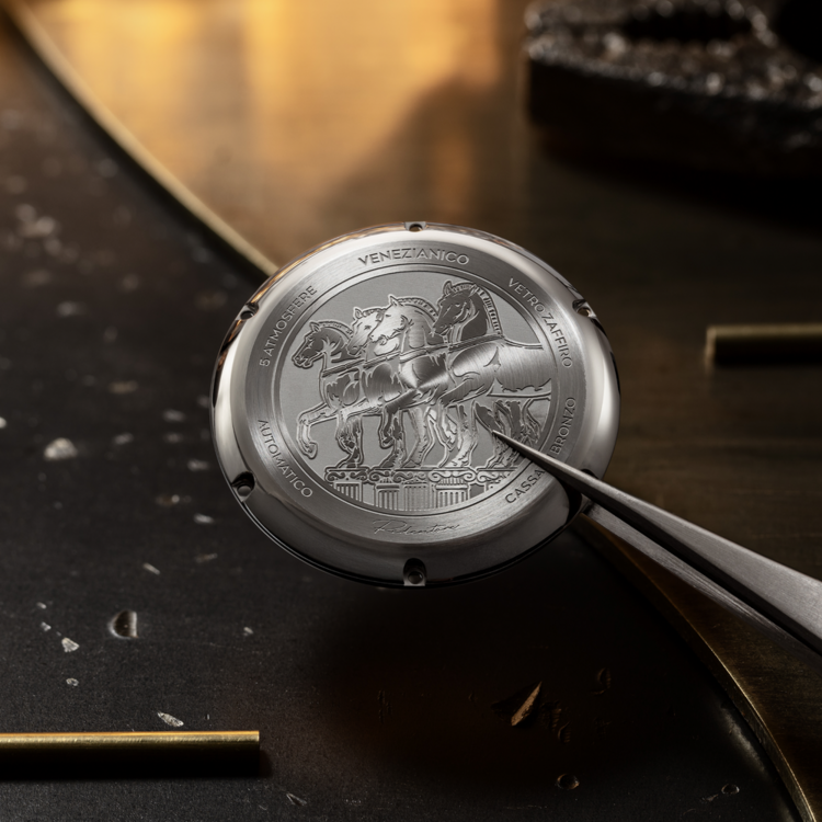 VENEZIANICO Venezianico  Redentore Bronzo - 1221555 , CASE: Bronze QAI9-4 DIAL: Aged, hand-antiqued brass DIMENSIONS: Ø40mm, lug to lug 46.7mm, thickness 10mm MOVEMENT: Miyota 9039 Automatic CRYSTAL: Sapphire