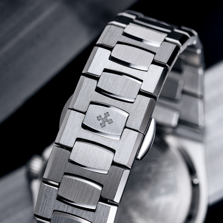 VENEZIANICO Venezianico Arsenale 40 - 6221501C CASE MATERIAL: 316L Stainless Steel DIMENSIONS: Ø40mm, lug-to-lug 44mm THICKNESS: 8.95mm, including crystal DIAL: Vertical Côtes de Genève finish MOVEMENT: Miyota 9029 Automatic CRYSTAL: Sapphire