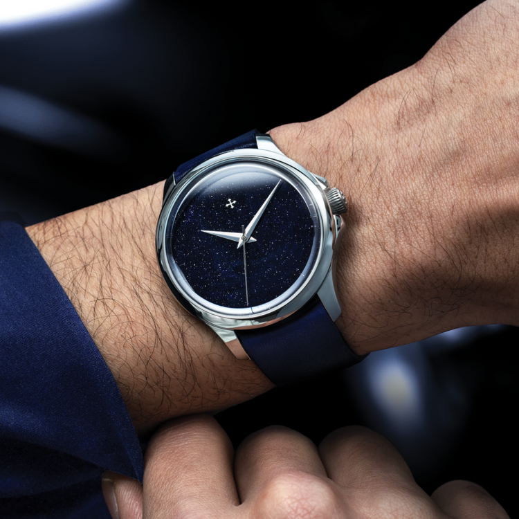 VENEZIANICO Venezianico Redentore Avventurina 40 - 1221550 , CASE: 316L Stainless Steel DIAL: Aventurine glass DIMENSIONS: Ø40mm, lug to lug 46.7mm, thickness 11mm MOVEMENT: NH35A Automatic CRYSTAL: Sapphire