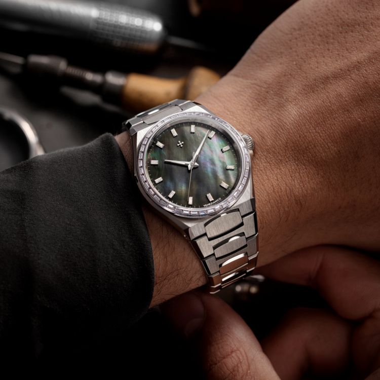 VENEZIANICO Venenianico Arsenale Moissanite - 6121514C ,DIMENSIONS: Ø37mm, including crystal BEZEL: Stainless Steel, with baguette-cut lab-grown moissanite , hand-set DIAL: Mother of pearl, indexes with baguette-cut lab-grown moissanite, MOVEMENT: Miyota 9039
