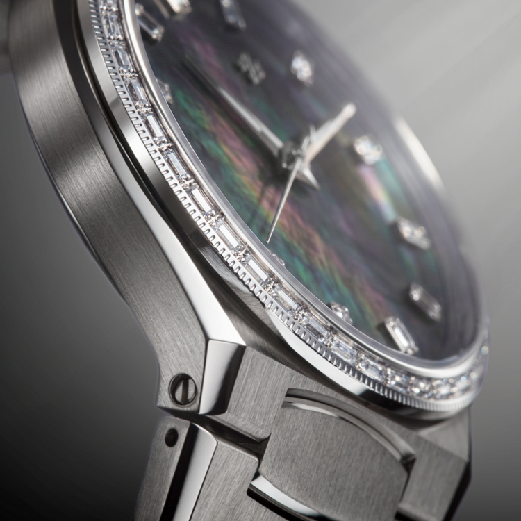 VENEZIANICO Venenianico Arsenale Moissanite - 6121514C ,DIMENSIONS: Ø37mm, including crystal BEZEL: Stainless Steel, with baguette-cut lab-grown moissanite , hand-set DIAL: Mother of pearl, indexes with baguette-cut lab-grown moissanite, MOVEMENT: Miyota 9039