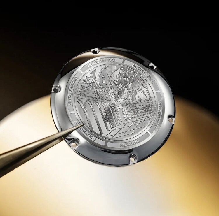 VENEZIANICO Venezianico Nereide Aureo 39 - 3121590S CASE MATERIAL: 316L Stainless Steel DIAL: 24k Gold Treatment, Rippled Finish DIMENSIONS: Ø39mm, lug 45.5mm MOVEMENT: Miyota 9039 Automatic CRYSTAL: Sapphire with Anti-Reflective Coat