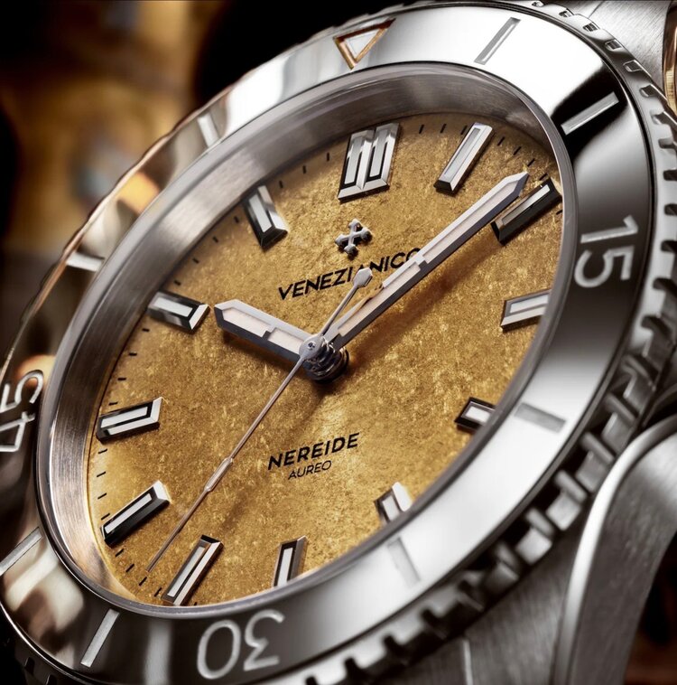 VENEZIANICO Venezianico Nereide Aureo 39 - 3121590S CASE MATERIAL: 316L Stainless Steel DIAL: 24k Gold Treatment, Rippled Finish DIMENSIONS: Ø39mm, lug 45.5mm MOVEMENT: Miyota 9039 Automatic CRYSTAL: Sapphire with Anti-Reflective Coat