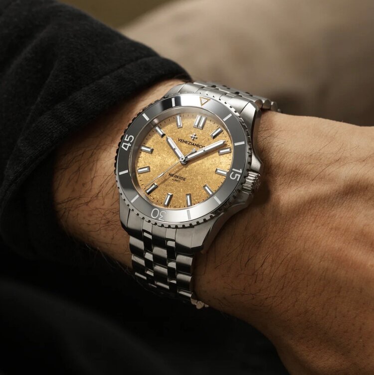 VENEZIANICO Venezianico Nereide Aureo 39 - 3121590S CASE MATERIAL: 316L Stainless Steel DIAL: 24k Gold Treatment, Rippled Finish DIMENSIONS: Ø39mm, lug 45.5mm MOVEMENT: Miyota 9039 Automatic CRYSTAL: Sapphire with Anti-Reflective Coat