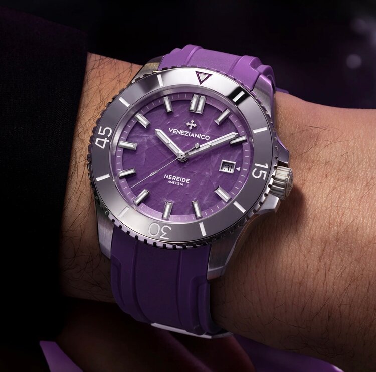 VENEZIANICO Venezianico Nereide Ametista - 4521545 CASE MATERIAL: 316L Stainless Steel DIAL: Natural Amethyst Stone DIMENSIONS: Ø42mm, lug to lug 49mm  MOVEMENT: Automatic Cal. Sellita SW200-1 Swiss Made, CRYSTAL: Saphire