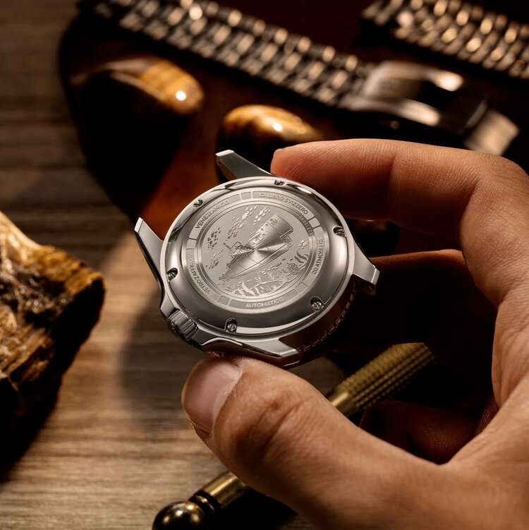 VENEZIANICO Venezianico Nereide Tigris 4521543S - 4521 CASE MATERIAL: 316L Stainless Steel DIAL: 24k Gold Treatment, Rippled Finish DIMENSIONS: Ø42mm, lug 40mm MOVEMENT: Sellita SW-200 Swiss Made CRYSTAL: Sapphire with Anti-Reflective Coat