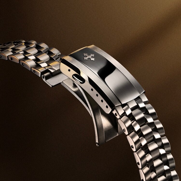 VENEZIANICO Venezianico Nereide Tigris 4521543S - 4521 CASE MATERIAL: 316L Stainless Steel DIAL: 24k Gold Treatment, Rippled Finish DIMENSIONS: Ø42mm, lug 40mm MOVEMENT: Sellita SW-200 Swiss Made CRYSTAL: Sapphire with Anti-Reflective Coat
