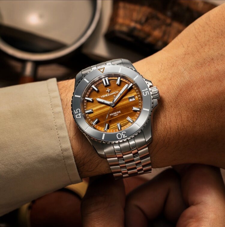 VENEZIANICO Venezianico Nereide Tigris 4521543S - 4521 CASE MATERIAL: 316L Stainless Steel DIAL: 24k Gold Treatment, Rippled Finish DIMENSIONS: Ø42mm, lug 40mm MOVEMENT: Sellita SW-200 Swiss Made CRYSTAL: Sapphire with Anti-Reflective Coat