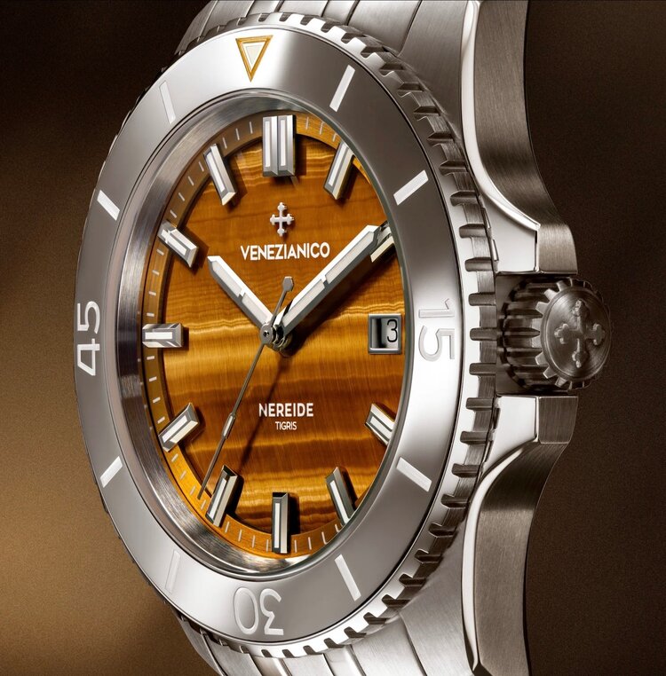 VENEZIANICO Venezianico Nereide Tigris 4521543S - 4521 CASE MATERIAL: 316L Stainless Steel DIAL: 24k Gold Treatment, Rippled Finish DIMENSIONS: Ø42mm, lug 40mm MOVEMENT: Sellita SW-200 Swiss Made CRYSTAL: Sapphire with Anti-Reflective Coat