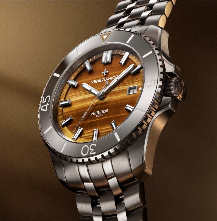 VENEZIANICO Venezianico Nereide Tigris 4521543S - 4521 CASE MATERIAL: 316L Stainless Steel DIAL: 24k Gold Treatment, Rippled Finish DIMENSIONS: Ø42mm, lug 40mm MOVEMENT: Sellita SW-200 Swiss Made CRYSTAL: Sapphire with Anti-Reflective Coat