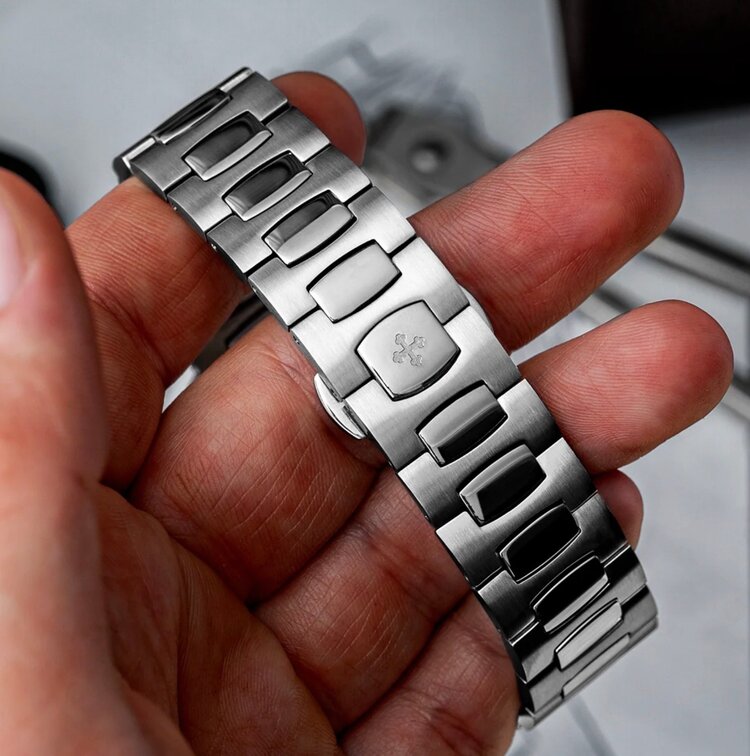 VENEZIANICO Venezianico Nereide 42 - 3321513C CASE MATERIAL: 316L Stainless Steel, DIMENSIONS: Ø42mm, lug 49mm MOVEMENT: CAL NH35A Automatic CRYSTAL: Sapphire with Anti-Reflective Coat