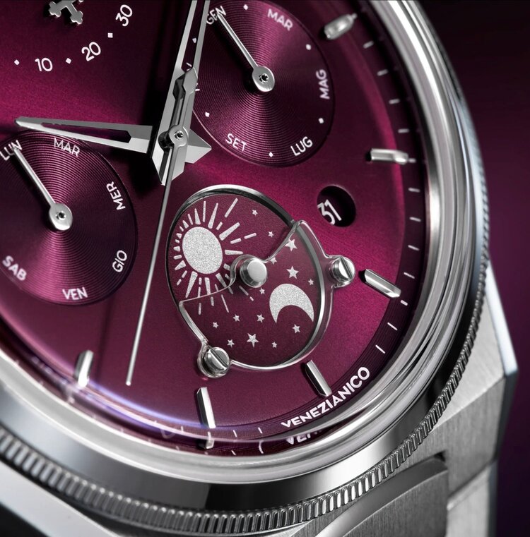 VENEZIANICO Venezianico Arsenale Calendario - 6221581C , CASE: 316L stainless steel, satin finish DIMENSIONS: Ø40mm, lug-to-lug 44.00 mm, 1.4 mm thickness CRYSTAL: sapphire crystal, MOVEMENT: Miyota 9100 automatic