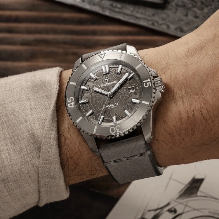 VENEZIANICO Venezianico Nereide Damasco 4521565, Case Material: 316L Stainless Steel, Dial: Damascus Steel, DIMENSIONS: Ø42mm, lug 49mm MOVEMENT: Sellita SW-200 Swiss Made CRYSTAL: Sapphire with Anti-Reflective Coat