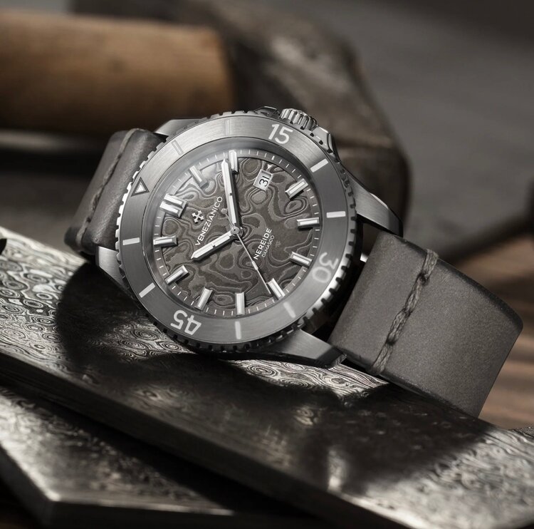 VENEZIANICO Venezianico Nereide Damasco 4521565, Case Material: 316L Stainless Steel, Dial: Damascus Steel, DIMENSIONS: Ø42mm, lug 49mm MOVEMENT: Sellita SW-200 Swiss Made CRYSTAL: Sapphire with Anti-Reflective Coat