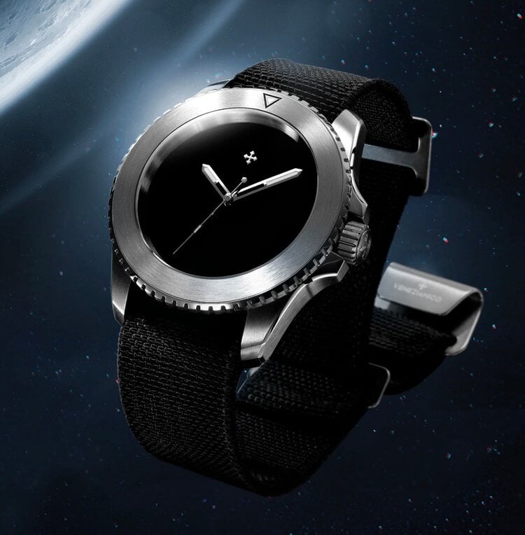 VENEZIANICO Venezianico Nereide Ultrablack - 3921510 CASE MATERIAL: 316L Stainless Steel DIMENSIONS: Ø42mm, lug-to-lug 49mm, DIAL: Musou Black™, 99.4% light absorbent MOVEMENT: Cal 9H35A Automatic CRYSTAL: Sapphire
