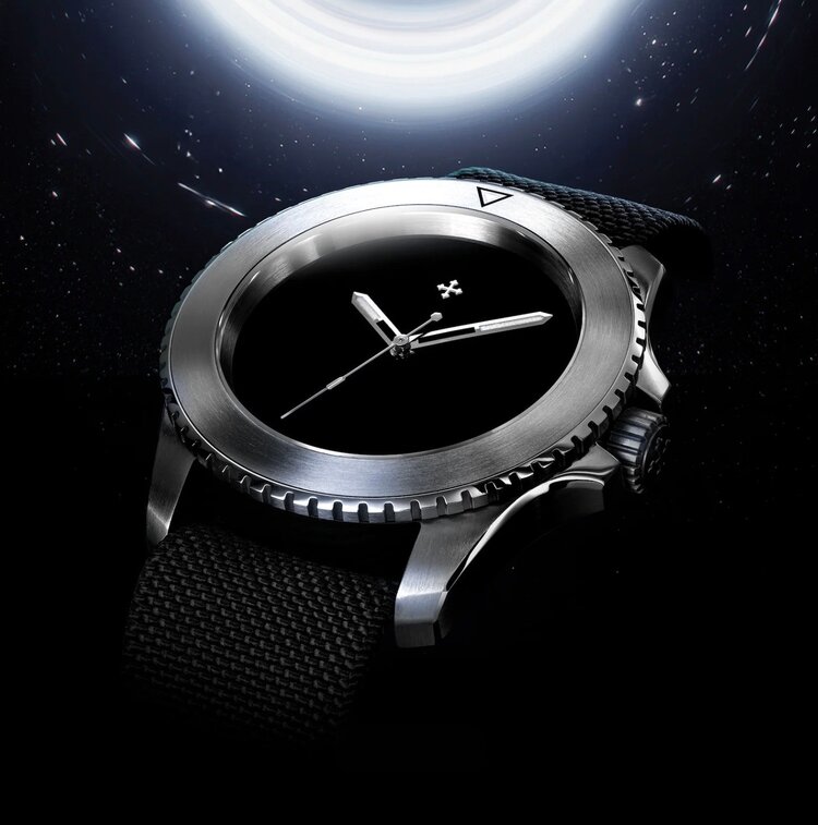 VENEZIANICO Venezianico Nereide Ultrablack - 3921510 CASE MATERIAL: 316L Stainless Steel DIMENSIONS: Ø42mm, lug-to-lug 49mm, DIAL: Musou Black™, 99.4% light absorbent MOVEMENT: Cal 9H35A Automatic CRYSTAL: Sapphire
