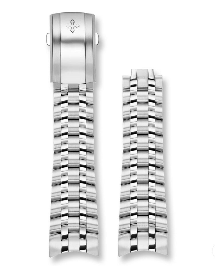 VENEZIANICO Sansovino™ bracelet is inspired by the works of Renaissance sculptor Jacopo Sansovino, known for his mastery and attention to detail. Composed of five links—two polished and three satin-finished—it offers a perfect balance of elegance and robustness.
