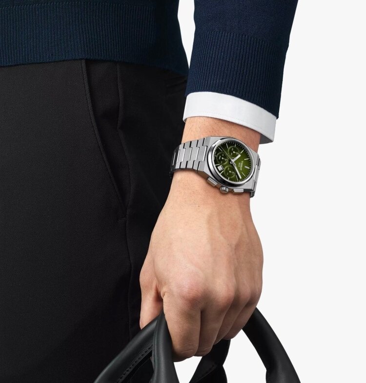 TISSOT (M) TISSOT PRX 42MM T137.427.11.091.00 Diameter:  42 mm 316L stainless steel case Scratch-resistant sapphire crystal Dial: Green, Swiss automatic movement, 68 Hour Power Reserve