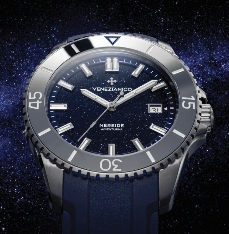 VENEZIANICO Nereide Avventura 42 CASE MATERIAL: 316L Stainless Steel DIAL: Aventurine Glass DIMENSIONS: Ø42mm, lug to lug 49mm MOVEMENT: Automatic Cal. Sellita SW200-1 Swiss Made CRYSTAL: Sapphire Glass with anti-reflective coating LUMINOUS MATERIAL: BGW9 Super-LumiN