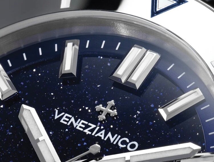 VENEZIANICO Nereide Avventura 42 CASE MATERIAL: 316L Stainless Steel DIAL: Aventurine Glass DIMENSIONS: Ø42mm, lug to lug 49mm MOVEMENT: Automatic Cal. Sellita SW200-1 Swiss Made CRYSTAL: Sapphire Glass with anti-reflective coating LUMINOUS MATERIAL: BGW9 Super-LumiN