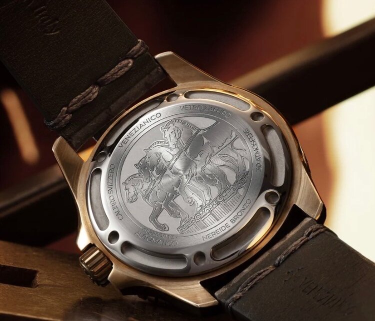 VENEZIANICO Nereide Bronzo 42 CASE MATERIAL: Bronze DIM: Ø42mm, lug to lug 49mm  Mvmt: Automatic Cal. Sellita SW200-1 Swiss Made CRYSTAL: Sapphire Glass with anti-reflective coating LUMINOUS MATERIAL: BGW9 Super-LumiNova® BEZEL: Bronze, 120 clicks WR: 30ATM