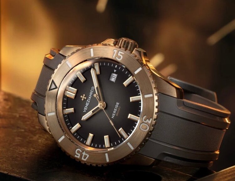 VENEZIANICO Nereide Bronzo 42 CASE MATERIAL: Bronze DIM: Ø42mm, lug to lug 49mm  Mvmt: Automatic Cal. Sellita SW200-1 Swiss Made CRYSTAL: Sapphire Glass with anti-reflective coating LUMINOUS MATERIAL: BGW9 Super-LumiNova® BEZEL: Bronze, 120 clicks WR: 30ATM