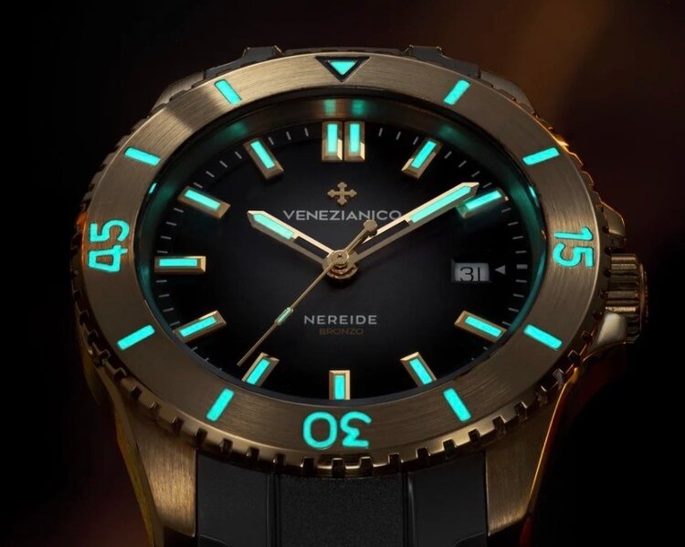 VENEZIANICO Nereide Bronzo 42 CASE MATERIAL: Bronze DIM: Ø42mm, lug to lug 49mm  Mvmt: Automatic Cal. Sellita SW200-1 Swiss Made CRYSTAL: Sapphire Glass with anti-reflective coating LUMINOUS MATERIAL: BGW9 Super-LumiNova® BEZEL: Bronze, 120 clicks WR: 30ATM