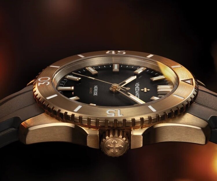 VENEZIANICO Nereide Bronzo 42 CASE MATERIAL: Bronze DIM: Ø42mm, lug to lug 49mm  Mvmt: Automatic Cal. Sellita SW200-1 Swiss Made CRYSTAL: Sapphire Glass with anti-reflective coating LUMINOUS MATERIAL: BGW9 Super-LumiNova® BEZEL: Bronze, 120 clicks WR: 30ATM