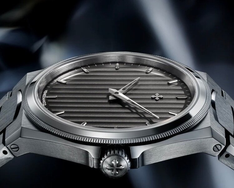VENEZIANICO Arsenale 40 CASE MATERIAL: 316L Stainless Steel DIMENSIONS: Ø40mm, lug-to-lug 44mm THICKNESS: 8.95mm, including crystal DIAL: Vertical Côtes de Genève finish MVMT: Miyota 9029 Automatic CRYSTAL: Sapphire with anti-reflective coating WATER RESISTANCE: 5