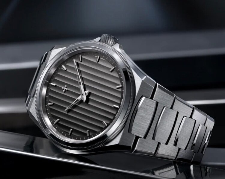 VENEZIANICO Arsenale 40 CASE MATERIAL: 316L Stainless Steel DIMENSIONS: Ø40mm, lug-to-lug 44mm THICKNESS: 8.95mm, including crystal DIAL: Vertical Côtes de Genève finish MVMT: Miyota 9029 Automatic CRYSTAL: Sapphire with anti-reflective coating WATER RESISTANCE: 5