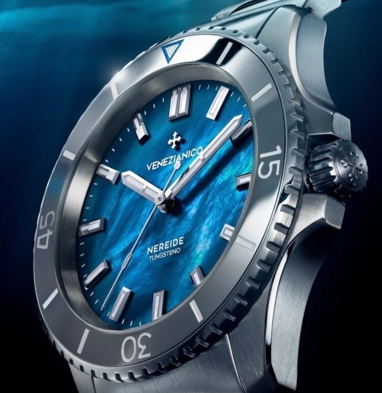 VENEZIANICO Nereide Tungsteno 42 CASE MATERIAL: 316L Stainless Steel DIAL: Mother of pearl DIMENSIONS: Ø42mm, lug to lug 49mm THICKNESS: 11.8mm MOVEMENT: Automatic Cal. Miyota 9039 CRYSTAL: Sapphire Glass with anti-reflective coating LUMINOUS MATERIAL: BGW9 Super-Lum