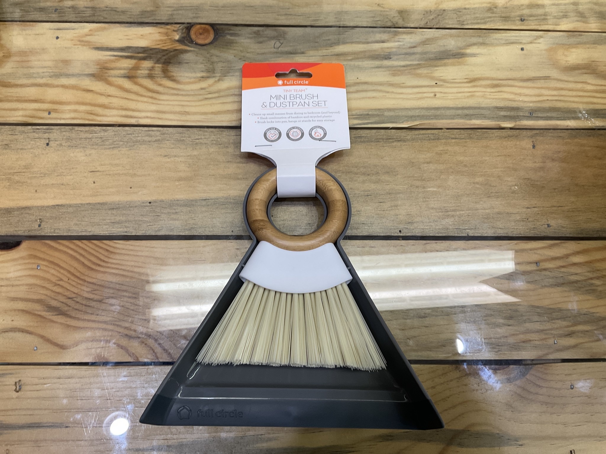 https://cdn.shoplightspeed.com/shops/660422/files/48205947/full-circle-full-circle-mini-brush-dustpan-set.jpg