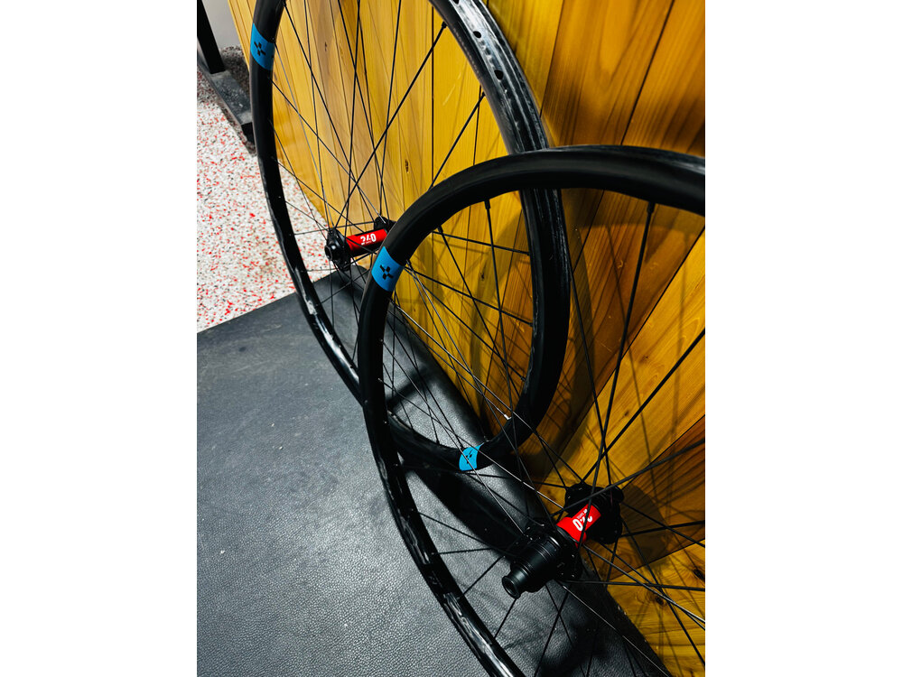 Forge + Bond 25 XC 29 / DT Swiss 240 EXP XD CL 15x110 12x148 - 1490g