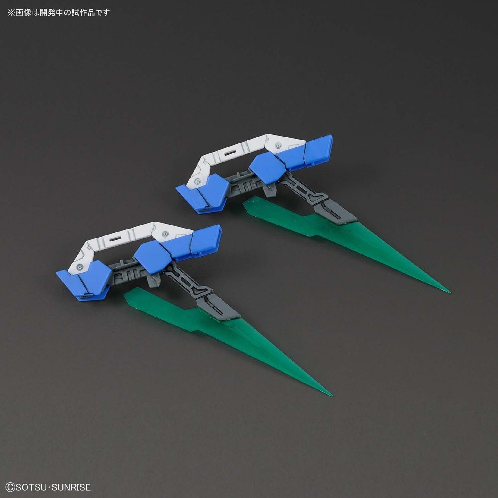 Bandai BAN2428532 Bandai MG 00 QAN(T) Full Saber Gundam