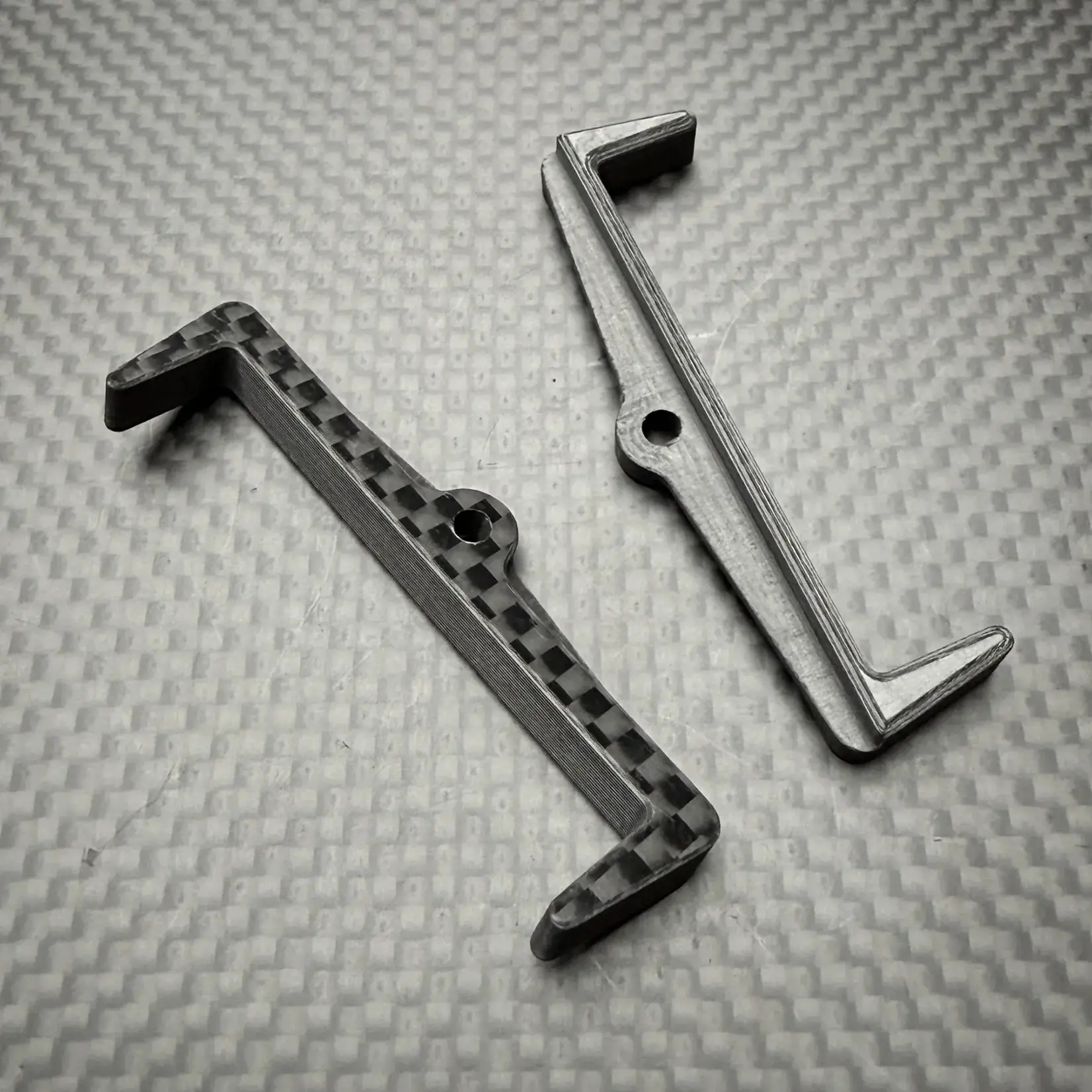 R1 R1-920271 R1WURKS R1B Battery Mount, Transverse, Carbon Fiber