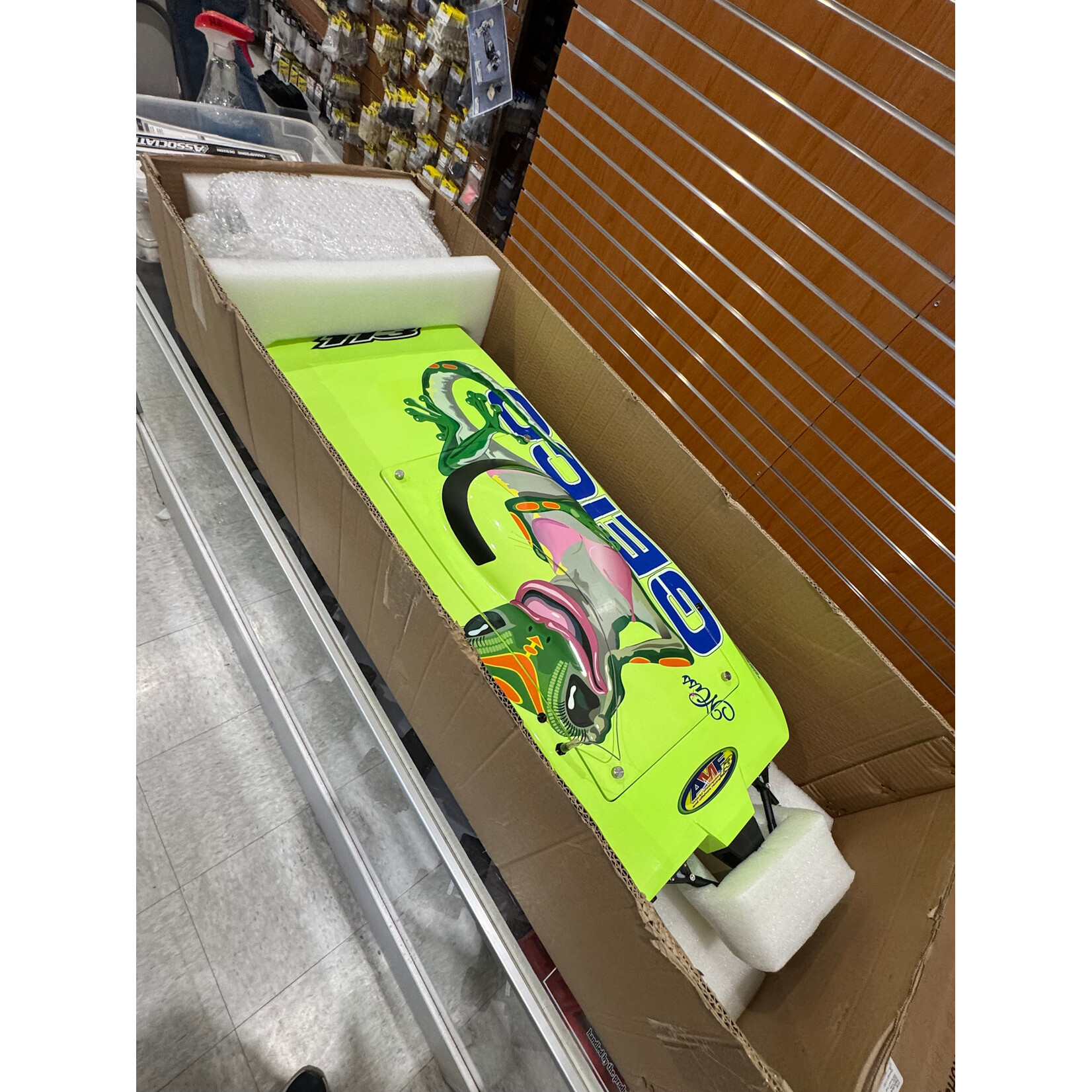 Pro-Boat PRB08040 Pro-Boat Miss GEICO 36" Twin BL Cat RTR PREOWNED NEVER RAN