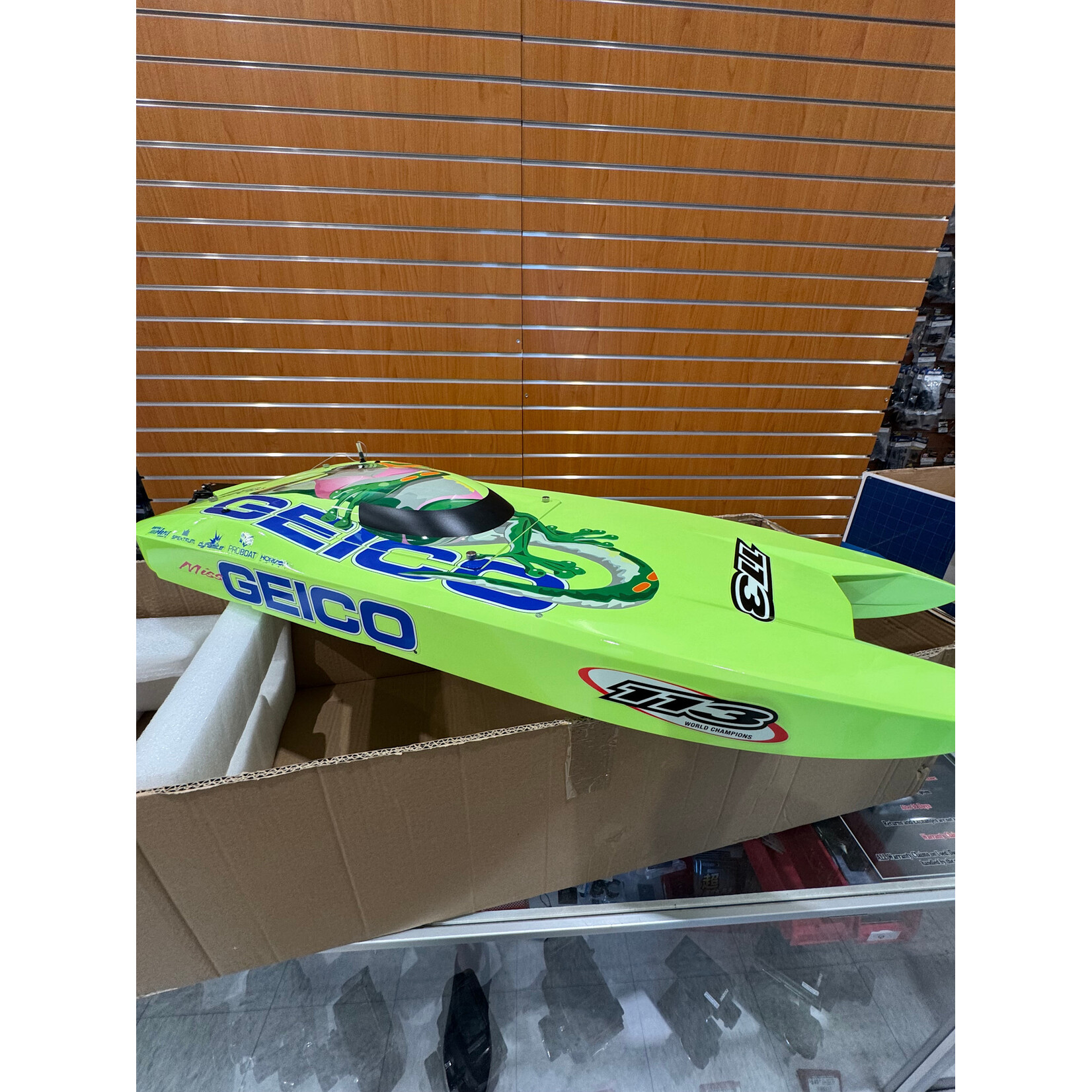 Pro-Boat PRB08040 Pro-Boat Miss GEICO 36" Twin BL Cat RTR PREOWNED NEVER RAN
