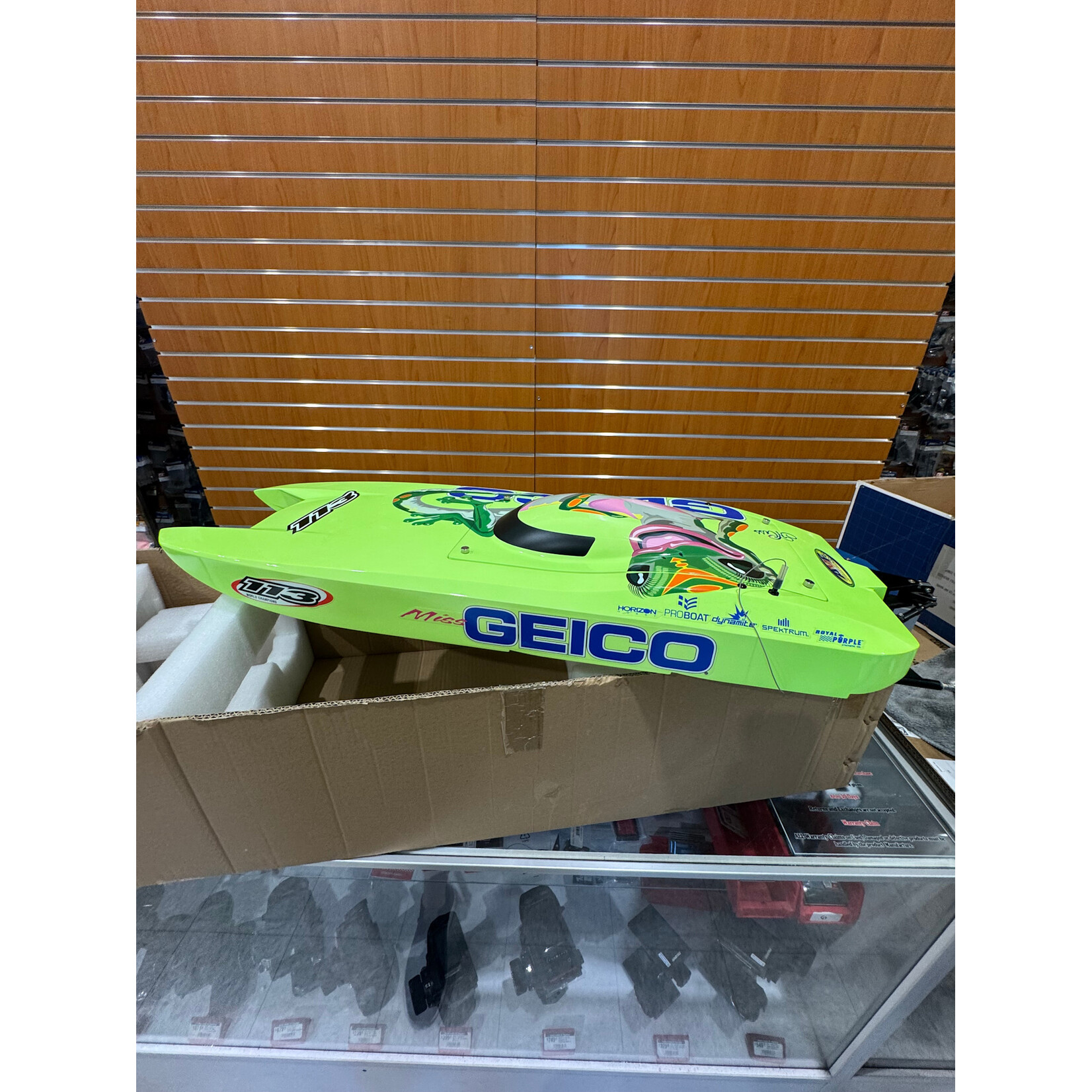 Pro-Boat PRB08040 Pro-Boat Miss GEICO 36" Twin BL Cat RTR PREOWNED NEVER RAN