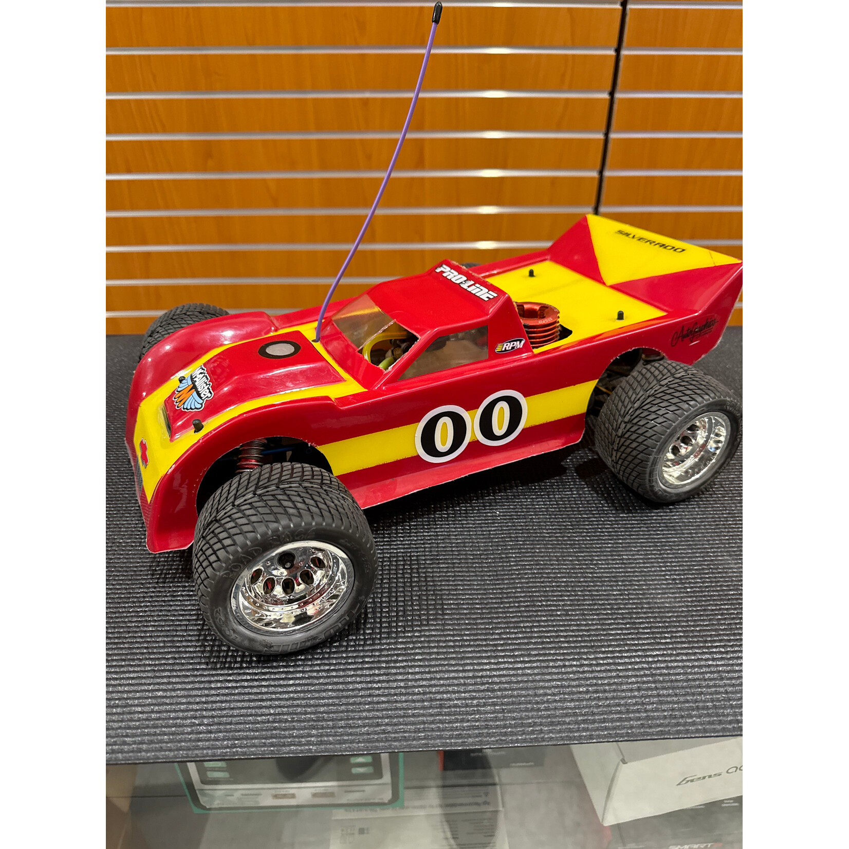 Team Associated USED Team Associated RC10GT Factory Works Dynamite Paris Oval