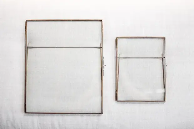 Vertical Brass Easel Frame