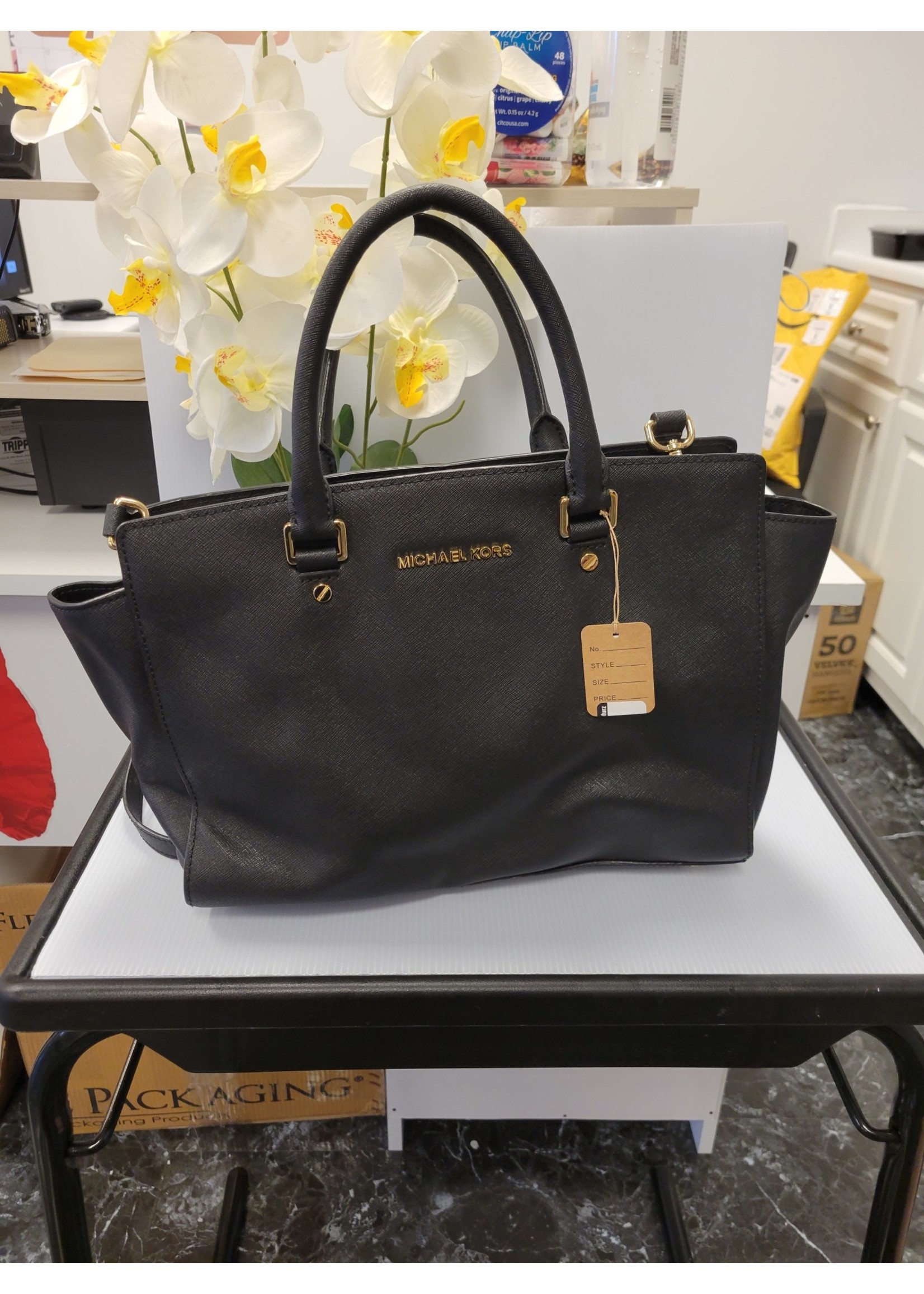 Michael Kors MK Black Handbag (Pre-owned)