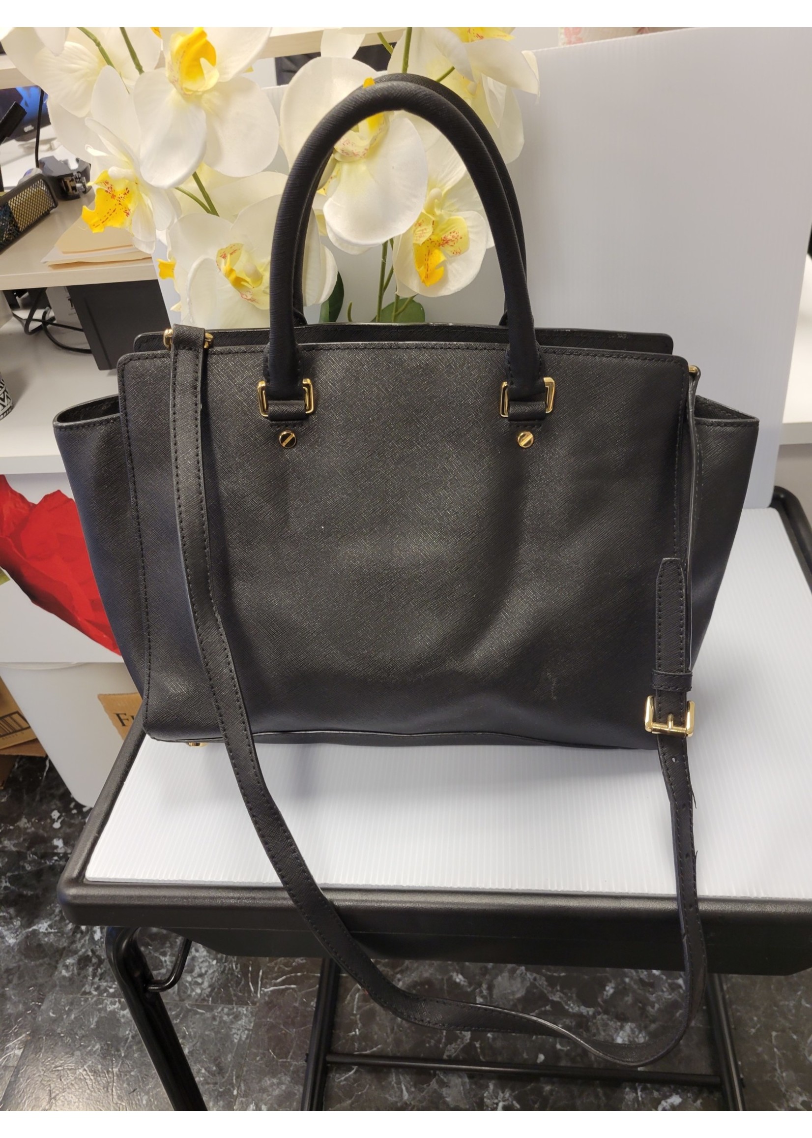 Michael Kors MK Black Handbag (Pre-owned)