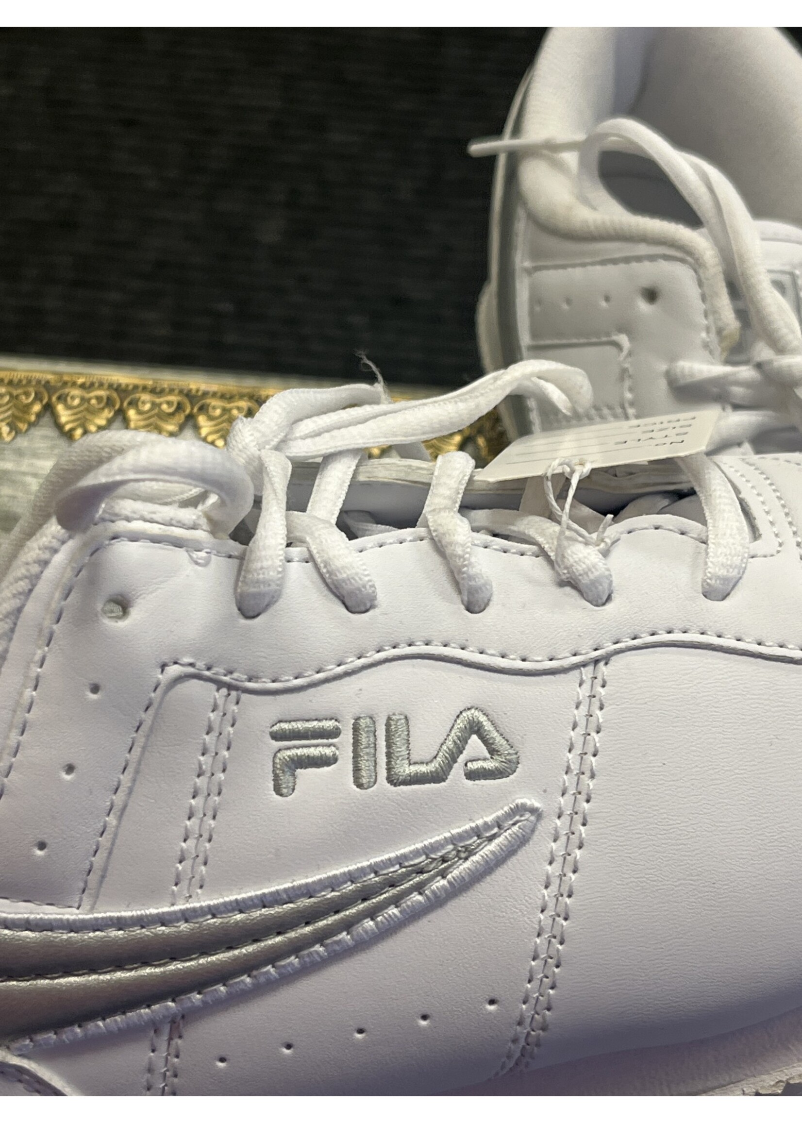 FILA FILA White Walking Shoes (9.5) Like New