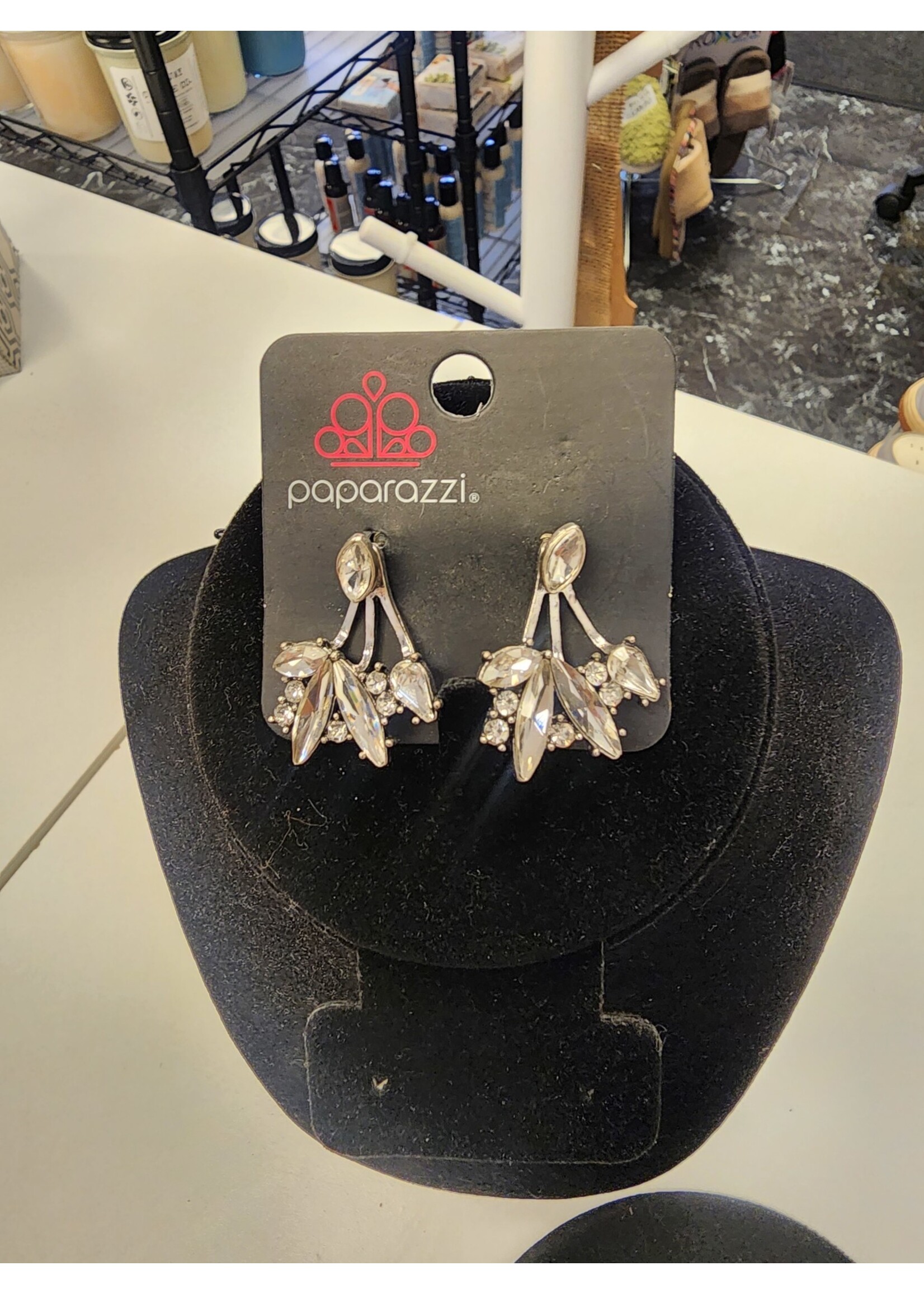 Paparazzi Paparazzi: Deco Dynamite White Earrings