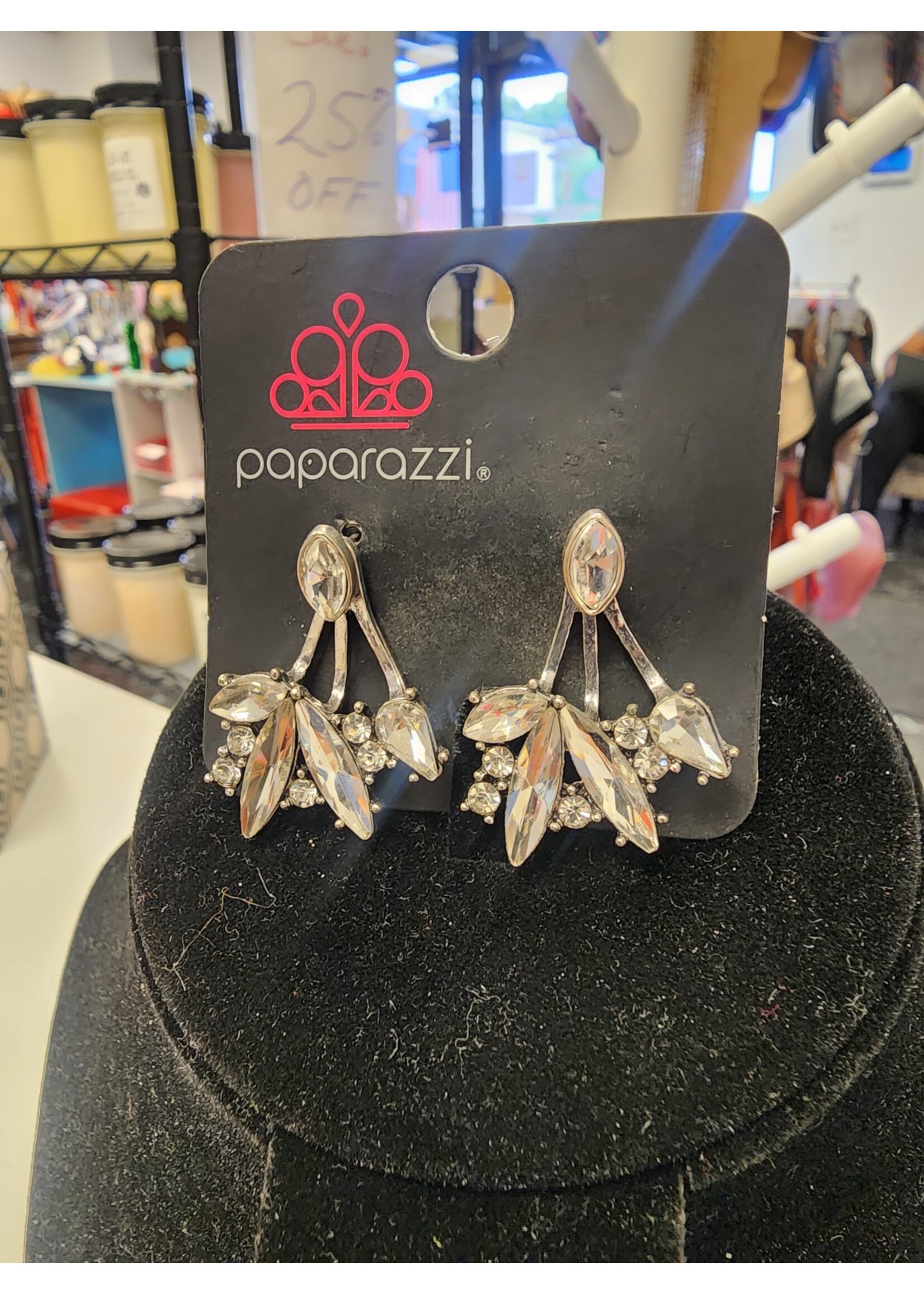 Paparazzi Paparazzi: Deco Dynamite White Earrings